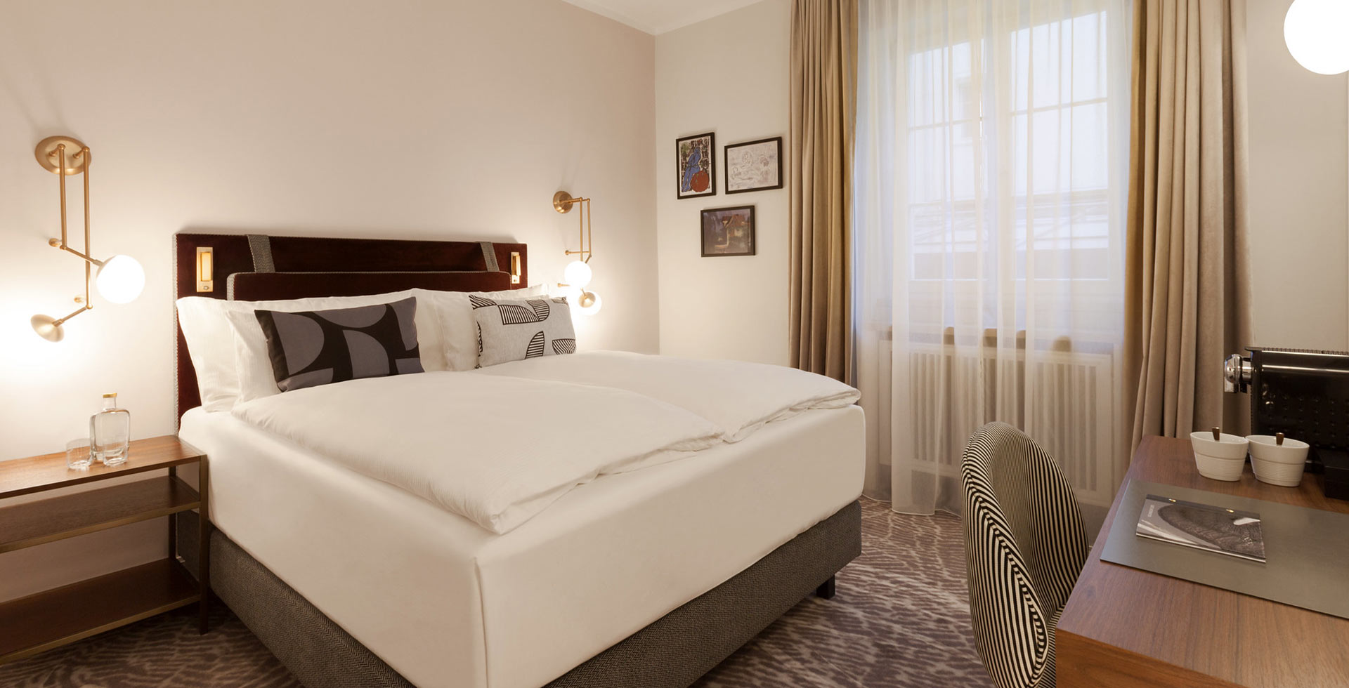 Double room with high-quality, elegant furnishings and exquisite details in olive green and gold.
