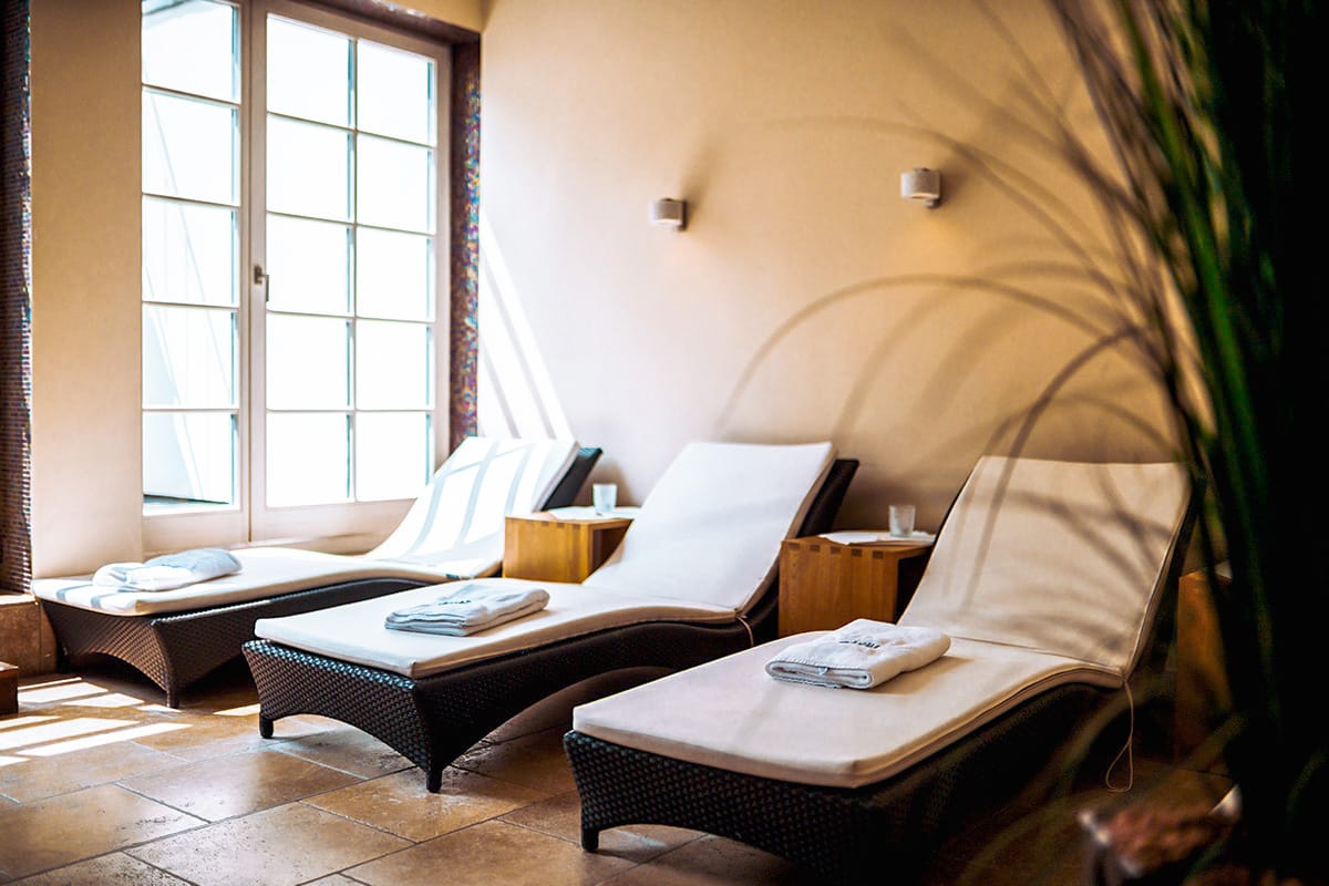 Deck chairs and towels in the light-flooded relaxation area of ​​the Künstlerquartier Seezeichen for relaxing hours.