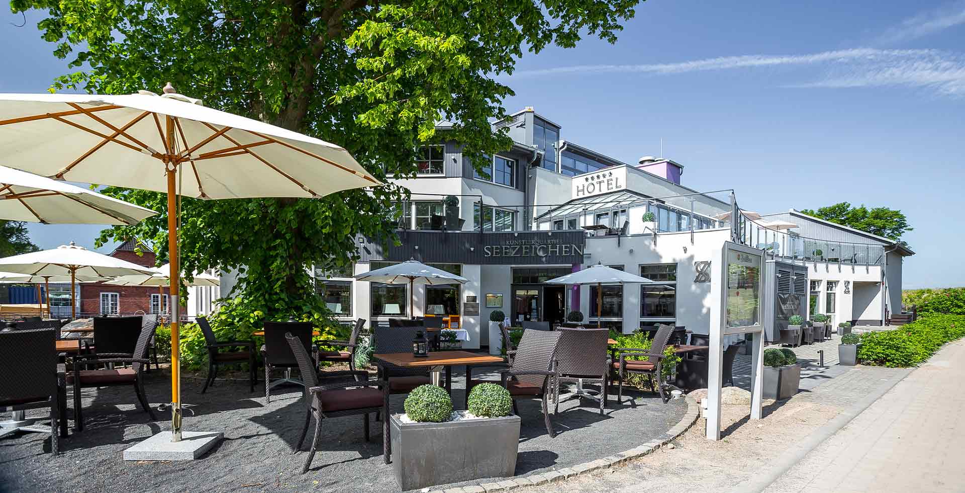 The Künstlerquartier Seezeichen with its stylish outdoor area on a pleasant summer day.