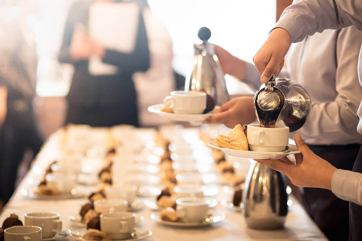People pour coffee at a conference in the Vju Hotel on Rügen.